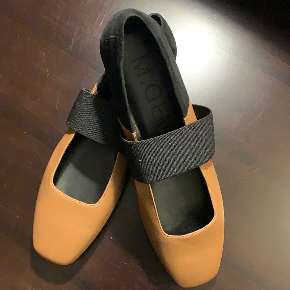 M Gemi tan/black flats. Never worn. Sz 38